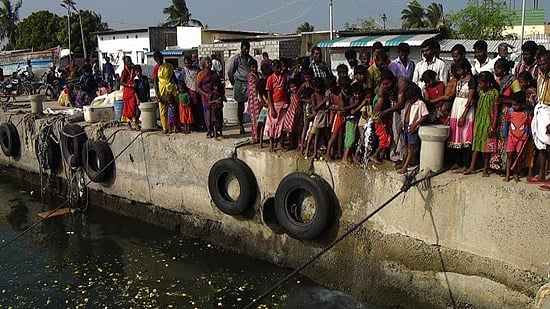 தூத்துக்குடியில் சுனாமியில் உயிரிழந்தவர்களுக்கு மலர் தூவி அஞ்சலி