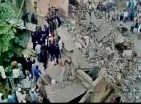 மும்பையில் இரட்டை அடுக்குமாடி கட்டிடம் சரிந்து விழுந்து விபத்து