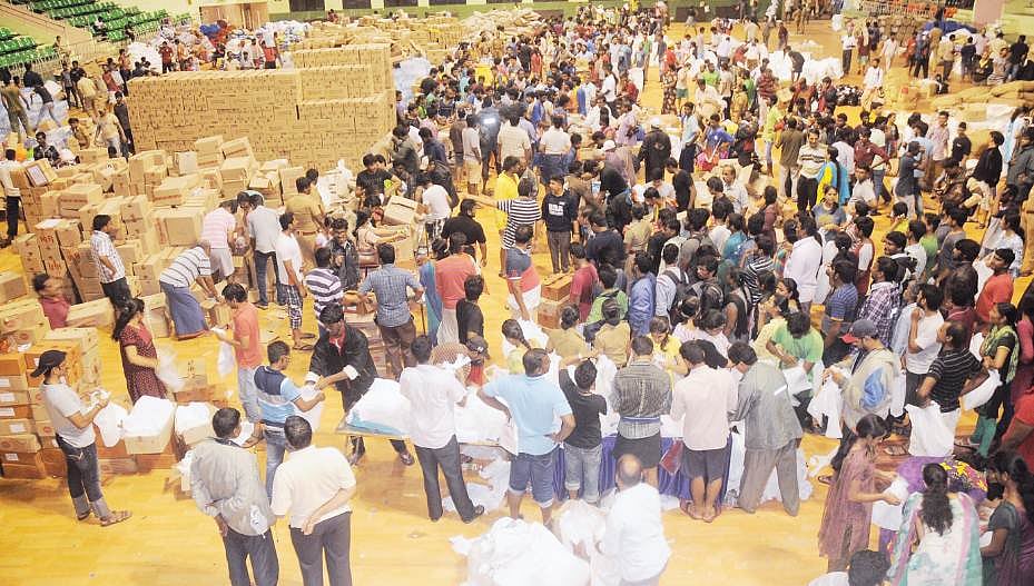 வெள்ள பாதிப்பு: சென்னையில் குவியும் நிவாரணப் பொருள்கள்