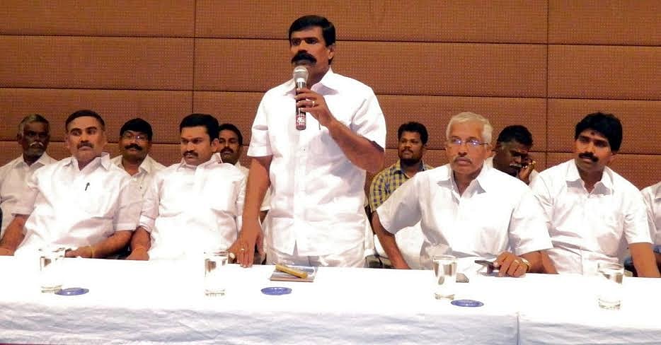 3 நாள் போராட்டத்துக்கு முடிவு: மணல் லாரிகள் வேலைநிறுத்தம் வாபஸ்