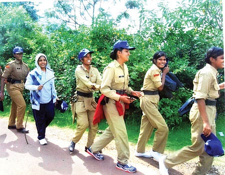 மலையேற்றப் பயிற்சி பெறும் மாணவிகள்!