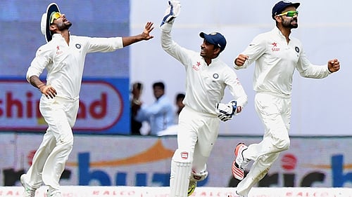 முதல் டெஸ்ட்: இலங்கை அணி தடுமாற்றம்! அஸ்வின் அசத்தல்!