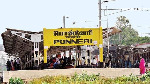 பொன்னேரி ரயில் நிலையத்தில் என்ஜின் பழுதால் நிறுத்தப்பட்ட விரைவு ரயில்: பயணிகள் அவதி