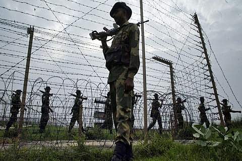 காஷ்மீரில் பள்ளிகள் திறந்து ஒரு வாரமாகியும், புறக்கணிக்கும் மாணவர்கள்! என்ன காரணம்?