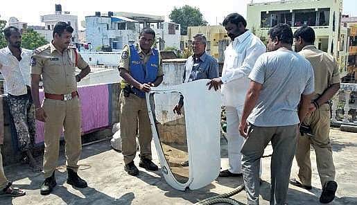 வீட்டுக் கூரை மேல் விழுந்த விமான ஜன்னல்: அதிர்ந்து ஓடிய குடும்பம்! 