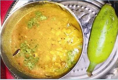 வாழைக்காய் கொத்துக்கடலை புளிக் கூட்டு