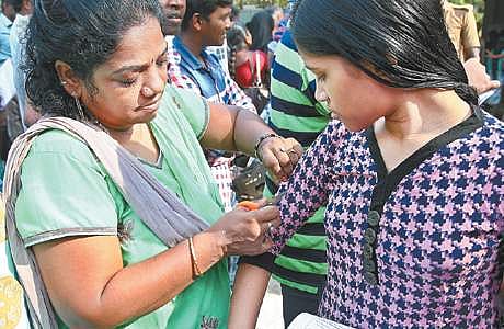 நீட் தேர்வு: நிலைகுலையச் செய்த கெடுபிடிகள்; 'டெய்லர்' கடையான தேர்வு மையங்கள்