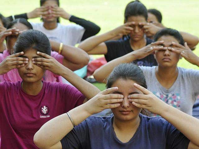 யோகா அல்லது விளையாட்டுகளில் பங்கேற்றால் மட்டுமே இனி பொறியியல் பட்டம் பெற முடியும்!