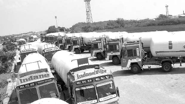 நெருக்கடியில் டேங்கர் லாரி தொழில்: வாடகை டெண்டரில் பங்கேற்க கட்டுப்பாடு