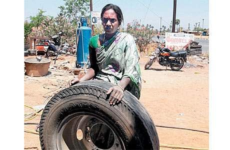 ஆண்களுக்கு நிகராக அசத்தும் பெண்!