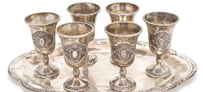 நிறம் மங்கி கறுத்துப் போன வெள்ளிப் பாத்திரங்களைப் பளபளப்பாக்குவது எப்படி?