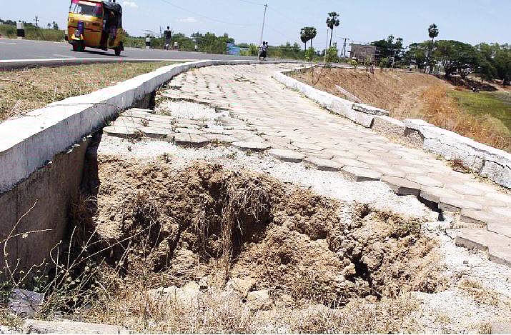 காக்களூர் ஏரியை சுற்றுலாத் தலமாக்கும் பணி கைவிடப்பட்டதால் ரூ.90 லட்சம் வீண்: பொதுமக்கள் குற்றச்சாட்டு