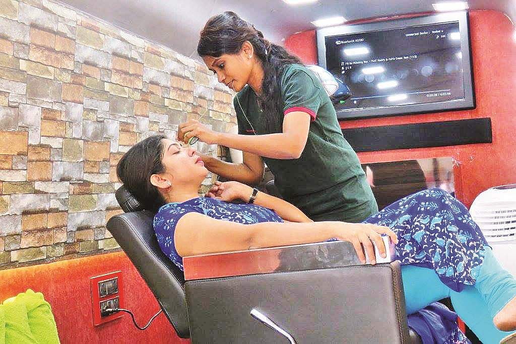 இனி நீங்கள் ப்யூட்டி பார்லரைத் தேடி அலைய வேண்டாம்! உங்கள் வீட்டு வாசலுக்கு வரும் மொபைல் பார்லர்!