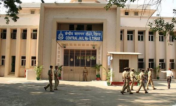 திஹார் சிறையில் அதிர்ச்சி! கைதியின் வயிற்றில் இருந்து செல்போன் கண்டுபிடிப்பு!