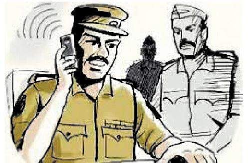 செல் பேசும்  காவலர்களை கண்காணிக்கும் உளவுத்துறை