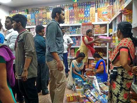 சிவகாசியில் பசுமை பட்டாசுகள் விற்பனை அமோகம்: சமூகவலைதளங்களின் பெயா்களில் புதிய ரகங்கள் அறிமுகம்