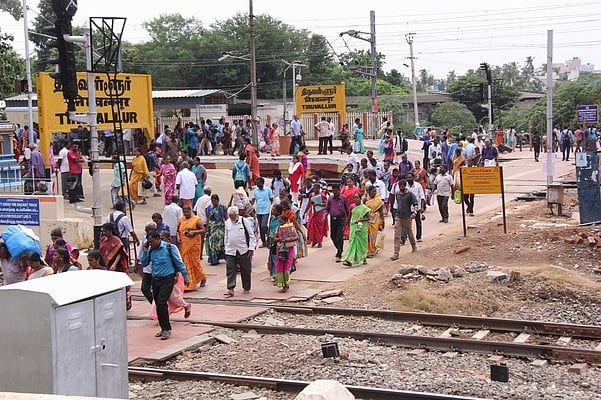 திருவள்ளூா் ரயில் நிலையத்தில் 3 ஆண்டுகளாக கிடப்பில் உள்ள சுரங்கப் பாதைப் பணி