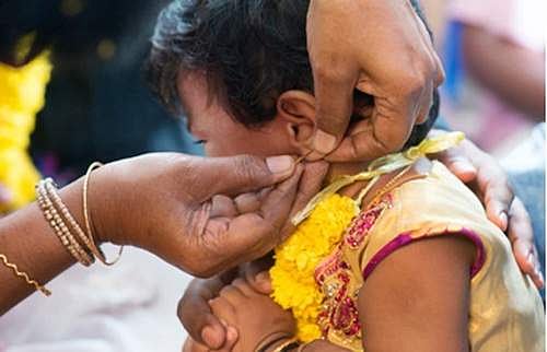 கர்ண பூஷணம் மற்றும் காதணி முக்கியமா?