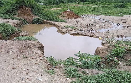 பாலாற்றில் தோண்டிய குழிகளில் காத்திருக்கும் மரண அபாயம் !