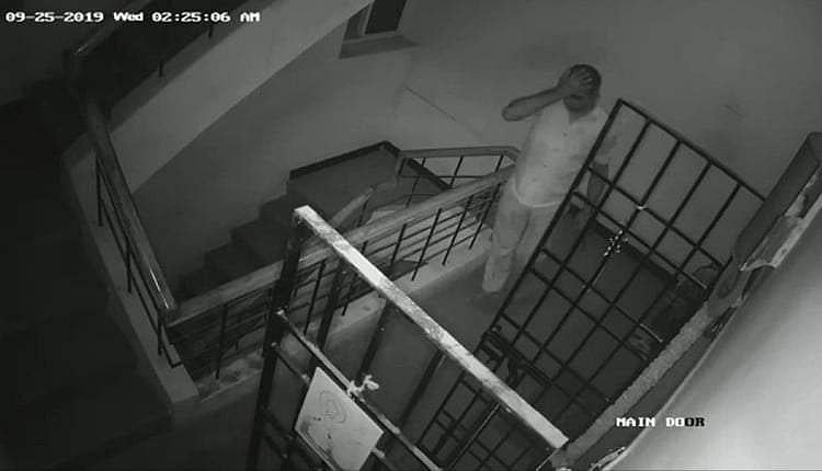 திருடர்கள் பலவிதம்: சிசிடிவி கேமராவைப் பார்த்து தலையில் அடித்துக் கொண்ட திருடன்!