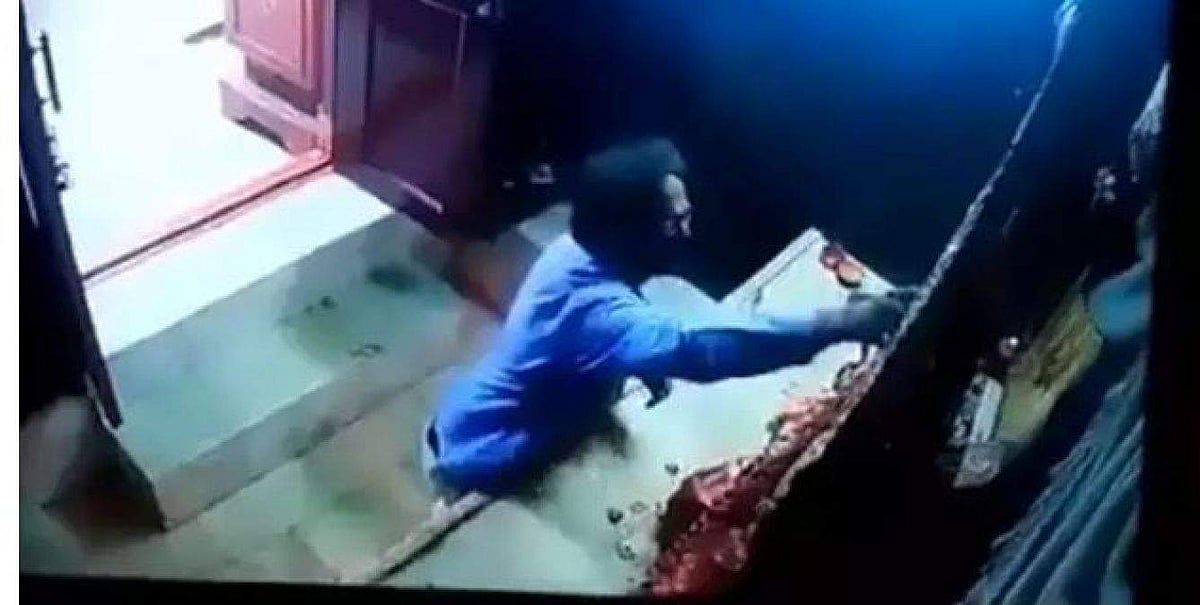 சாமி கும்பிடுவது போல நடித்து அம்மன் கிரீடத்தை அலேக்காகத் திருடிச் சென்ற பலே திருடன்! (விடியோ)