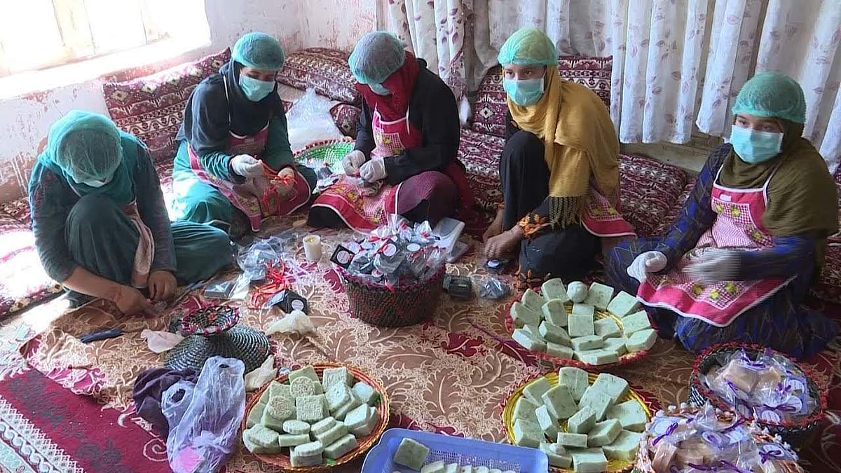 போதைக்கு அடிமையான பெண்களுக்கு மறுவாழ்வளிக்கும் சோப்புத் தொழில்!