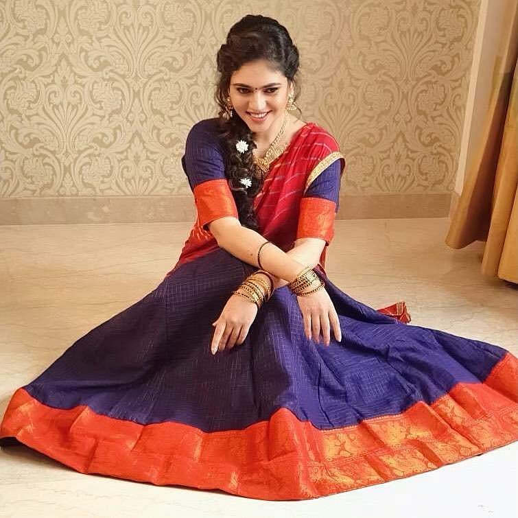 பாவாடை தாவணியில் பட்டுப் பெண் ஷெரின்!