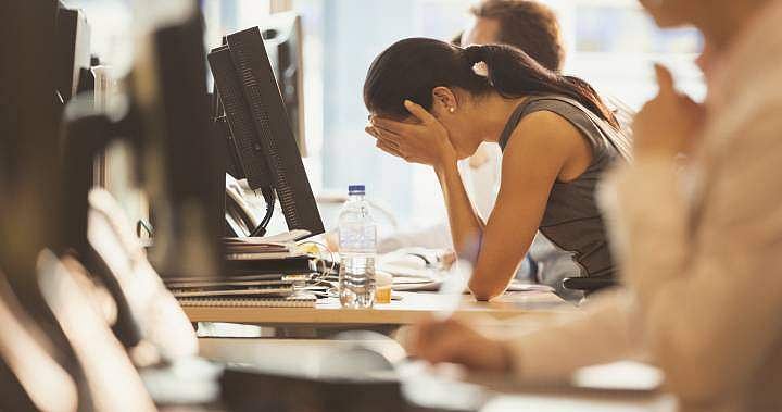 பணியிடங்களில் மன உளைச்சலுக்கு ஆளானால் முதலில் வேலையை விட முயற்சிப்பது யார்? ஆண்களா / பெண்களா? 