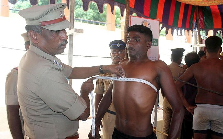 சேலத்தில் இரண்டாம் நிலை காவலா்களுக்கான உடல் திறன் தோ்வில் 400 இளைஞா்கள் பங்கேற்பு!