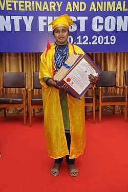 கால்நடை மருத்துவா் பட்டத்தோடு 18 பதக்கங்கள்!