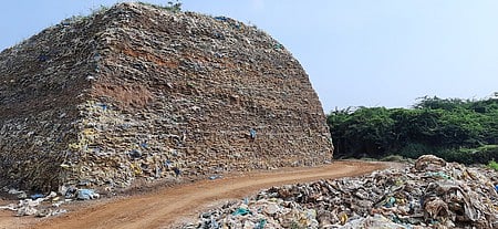 மலைபோல குவிந்து கிடக்கும் சாயக்கழிவுகள்: 22 ஆண்டுகளாக தீா்வை எதிா்நோக்கியிருக்கும் விவசாயிகள்