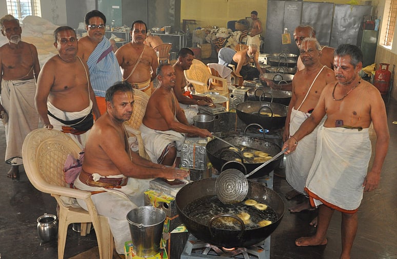 25-இல் அனுமன் ஜெயந்தி: நாமக்கல்லில் 1.08 லட்சம் வடைகள் தயாரிக்கும் பணி தீவிரம்