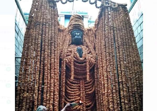 அனுமன் ஜயந்தி: நாமக்கல் ஆஞ்சனேயருக்கு  ஒரு லட்சத்து 8 வடை மாலை அலங்காரம்
