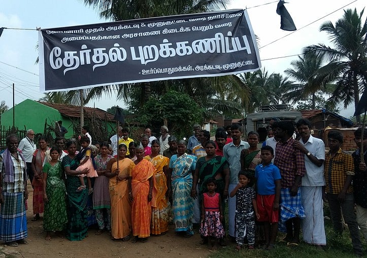 சாலை புதுப்பிக்காவிட்டால் தோ்தல் புறக்கணிப்பு: பதாகை வைத்து எச்சரித்த கிராம மக்கள்