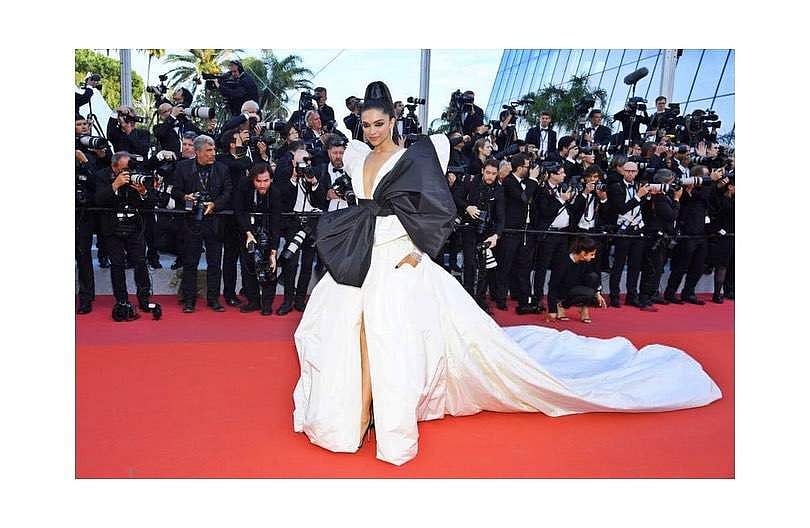 எதுக்காக உடை அணியணும்னு மறந்துடாதீங்க! பிரபல நடிகைகளை திட்டிய ரசிகர்கள்!