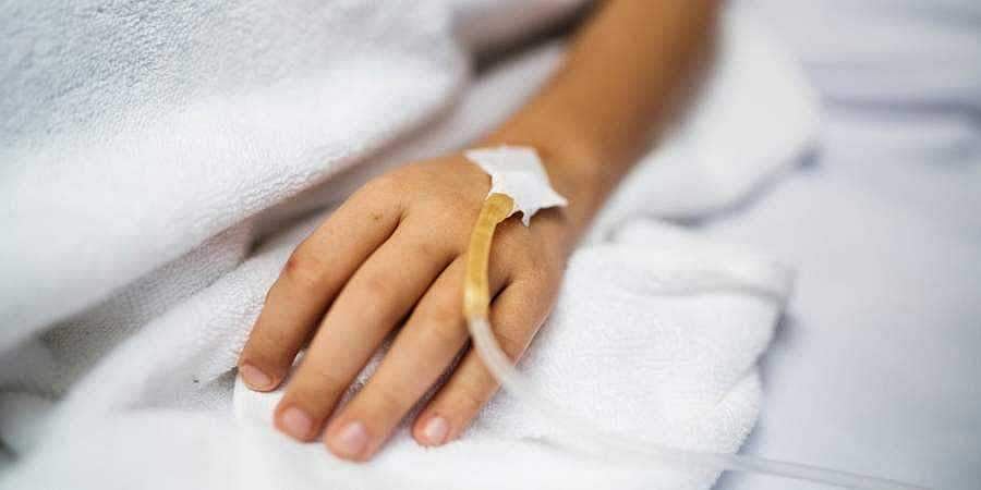 மொபைல் போனை அடமானம் வைத்து குழந்தைக்கு தடுப்பூசி வாங்கிய தந்தை! அரசு மருத்துவமனையின் அவல நிலை..