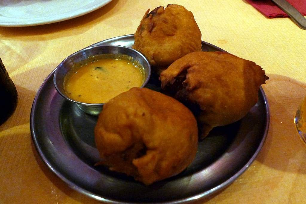 15.கிறுகிறுக்க வைக்கும் ரசத்தில் ஊறிய போண்டாக்களின் சுவை 