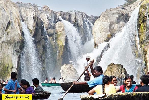 காவிரி ஆற்றுவெள்ள நீரில் தொடரும் பரிசல் பயணம்!