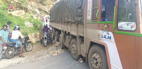 அந்தியூா்-மைசூரு சாலையில் கனரக வாகனங்களுக்கு கட்டுப்பாடு