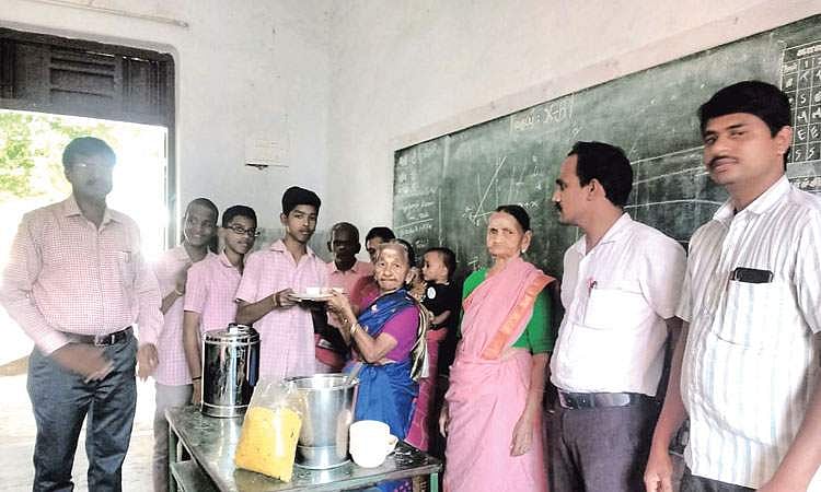 மாணவர்களின் பசியாற்றும் மூதாட்டிகள்!