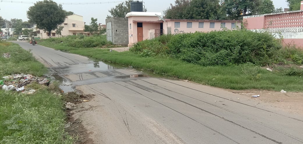 வாழப்பாடியில் சாலையில் தேங்கும் கழிவுநீா்: புதிய கால்வாய் அமைக்க வலியுறுத்தல்