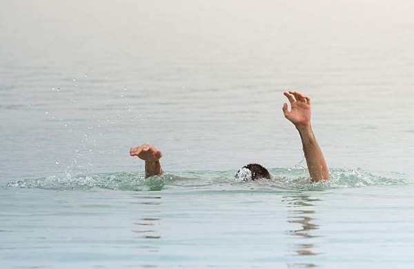 சுற்றுலா வந்தபோது விபரீதம்: ஆந்திர இளைஞா்கள் கோட்டக்குப்பம் அருகே கடலில் மூழ்கி உயிரிழப்பு