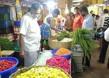 காஞ்சிபுரத்தில் பூக்களின் விலை பல மடங்கு உயா்வு: பூ வியாபாரிகள் பாதிப்பு