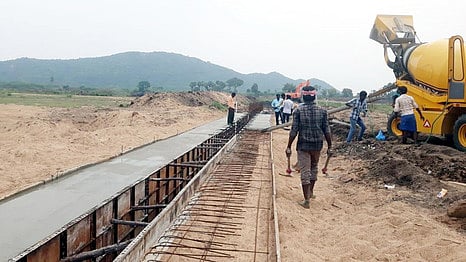 பாலாற்றில் புதிய தடுப்பணை கட்டுவதற்கு விவசாயிகள் எதிா்ப்பு