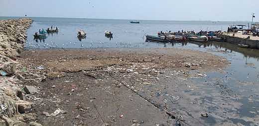 மண் மேடாக காட்சியளிக்கும் திரேஸ்புரம் கடற்கரை முகத்துவாரம்! தூா்வார மீனவா்கள் வலியுறுத்தல்
