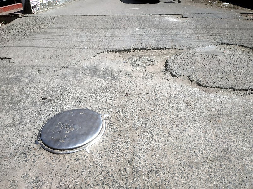 சாலை சந்திப்பில் பள்ளம் சரி செய்யப்படுமா?