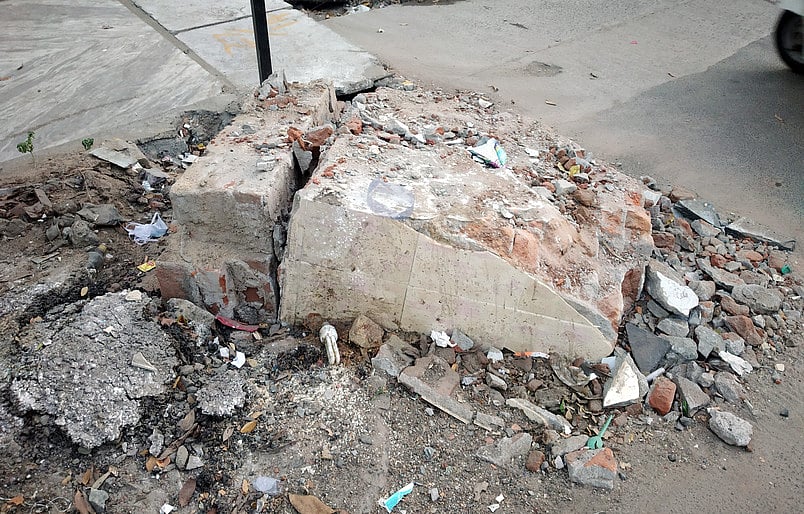 கொடிக்கம்ப இடிபாடுகளை அகற்ற வேண்டும்