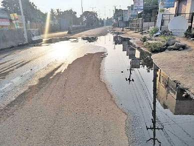 சாலையில் ஓடும் கழிவுநீர்