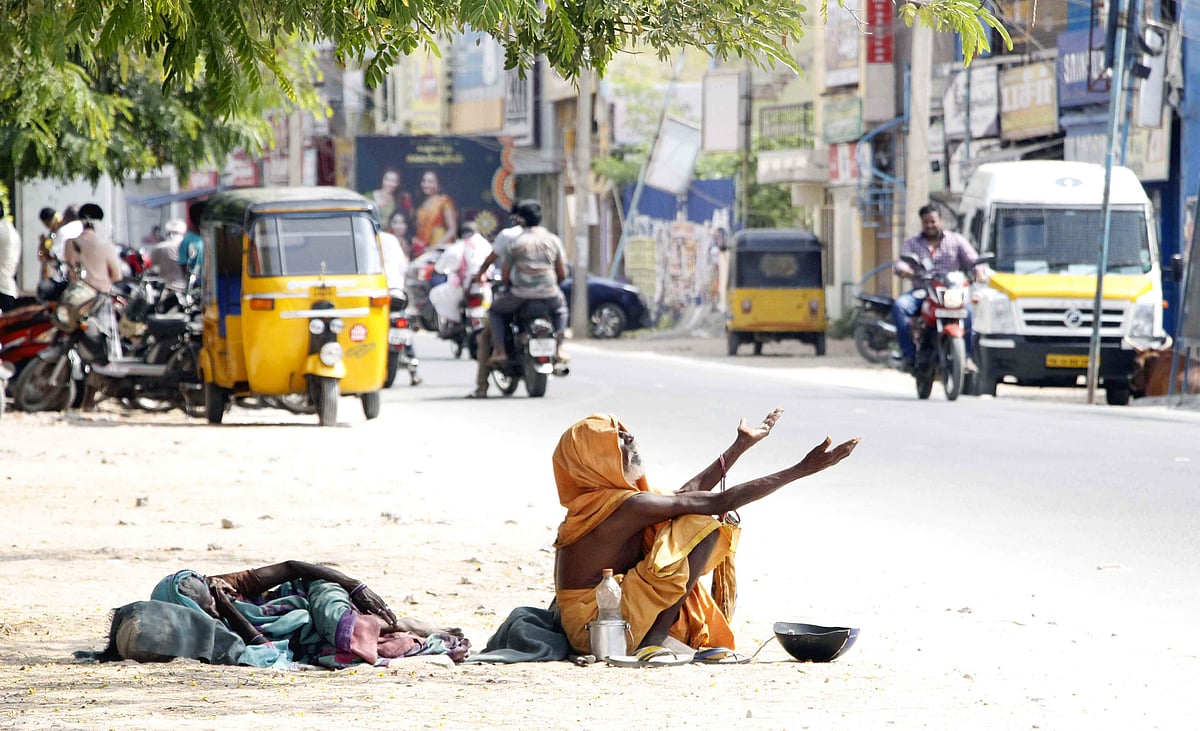 ஆளே இல்லாத சாலையில் மனைவியுடன்!