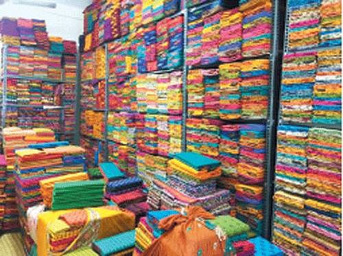 சுங்குடி சேலைகள் தேக்கம்: ரூ.15 கோடி வர்த்தகம் பாதிப்பு